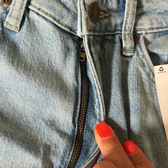 LEE High Rise Stella Tapered Jean with embroidered HEART PATCH - Picture 7 of 10